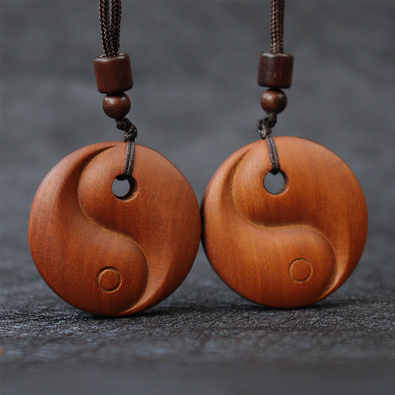 Colgante de collar de protección de la suerte de Yin Yang de madera de azufaifa con Buddha Stones