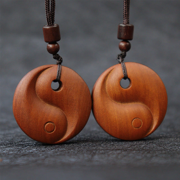 Colgante de collar de protección de la suerte de Yin Yang de madera de azufaifa con Buddha Stones