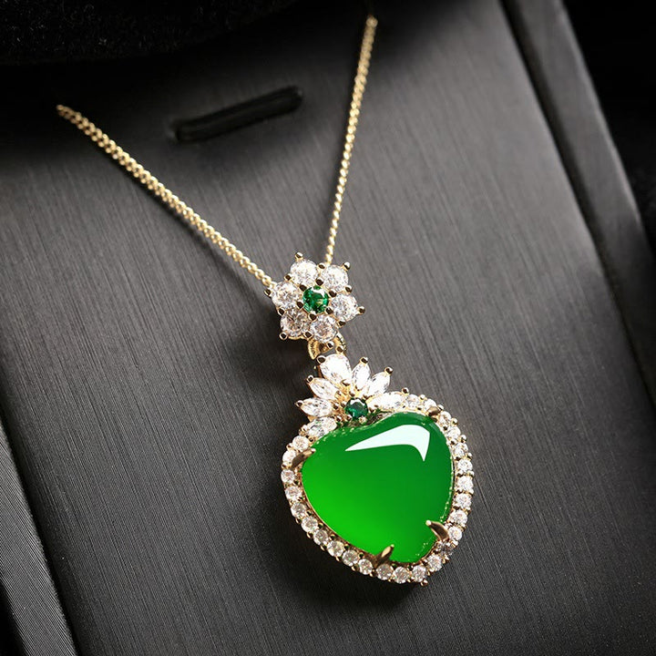 Colgante de collar con diseño de corazón de amor de Calcedonia verde con Buddha Stones