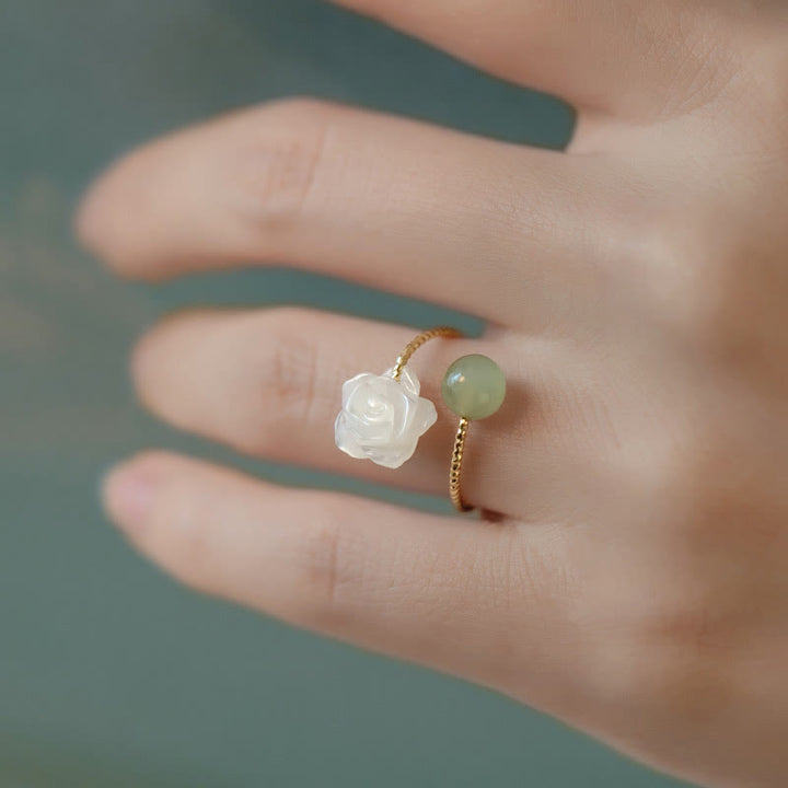 Buddha Stones Anillo de bendición con cuentas de jade, piedra tridacna chapada en oro de 14 quilates, flor rosa