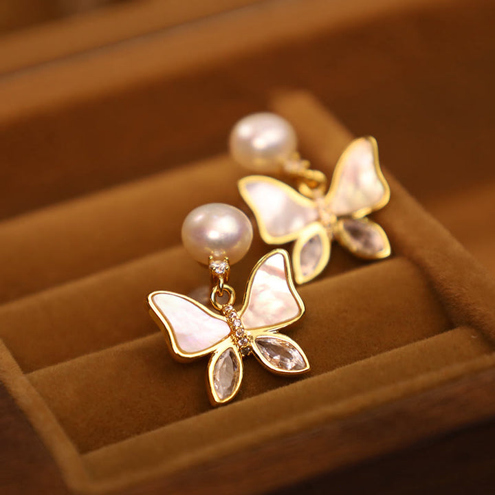 Pendientes de tuerca de sinceridad de mariposa con perlas de concha natural de cobre chapado en oro de 18 quilates con Buddha Stones