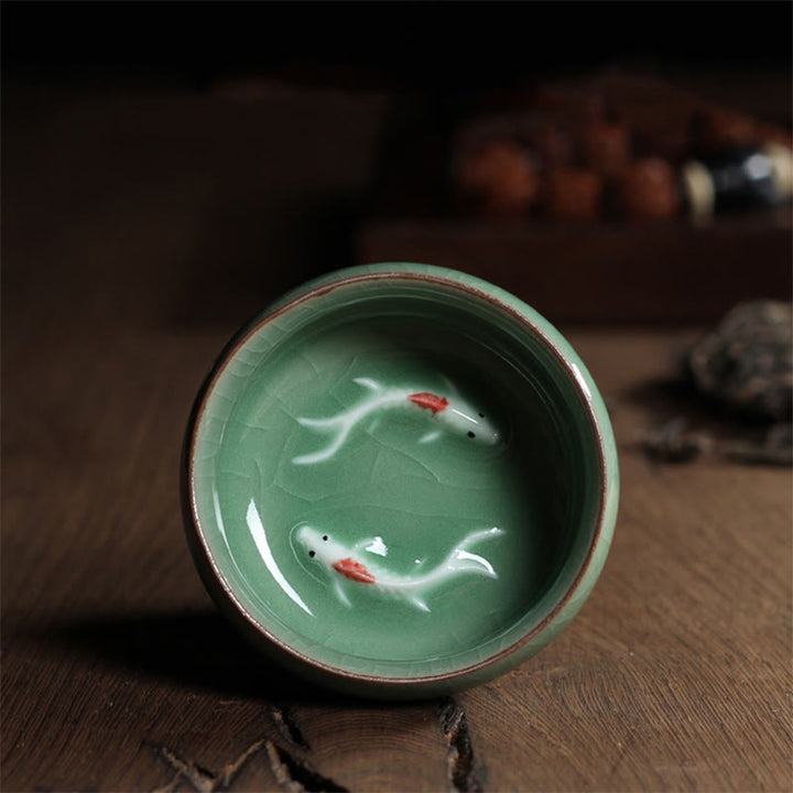 Taza de té de cerámica con forma de pez koi de colores y Buddha Stones