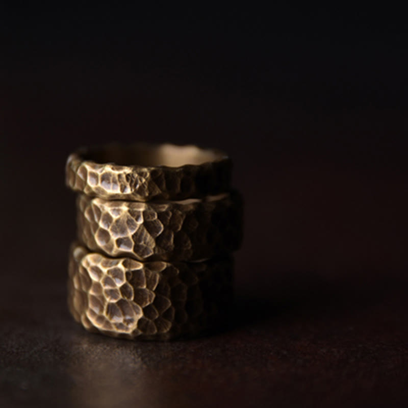 Anillo de la suerte de latón y cobre con diseño de textura tibetana
