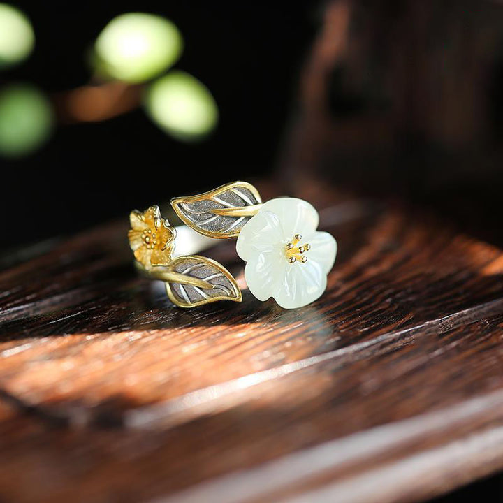 Anillo de la suerte de la hoja de la flor del ciruelo del jade blanco del cobre plateado 925 de las Buddha Stones
