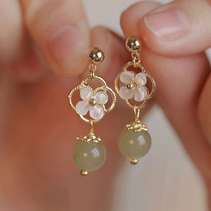 Pendientes colgantes de bendición con cuentas de jade, flor de piedra Tridacna de Buddha Stones