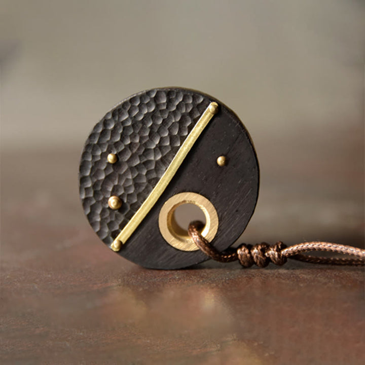 Colgante de collar de paz de cobre y madera de ébano redondo hecho a mano con Buddha Stones