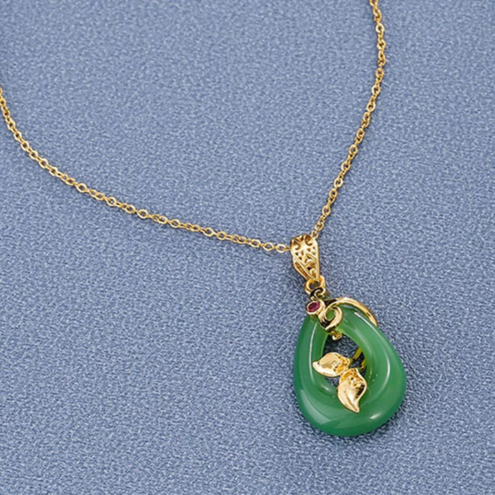 Collar con colgante de fortuna con diseño ovalado de jade y Buddha Stones