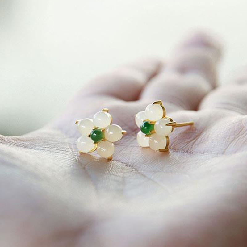 Pendientes de tuerca con diseño de flor de jade blanco y Buddha Stones