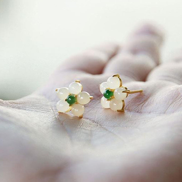Pendientes de tuerca con diseño de flor de jade blanco y Buddha Stones