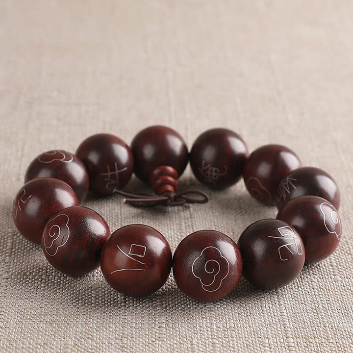 Pulsera de protección de nubes auspiciosas con carácter Om Mani Padme Hum de sándalo rojo de hoja pequeña con incrustaciones de plata de ley 925 con Buddha Stones