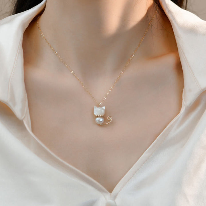Collar con colgante de gato y gatito de la suerte, concha de jade hetiano, perla chapada en oro de 14 quilates con Buddha Stones