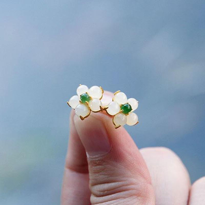 Pendientes de tuerca con diseño de flor de jade blanco y Buddha Stones