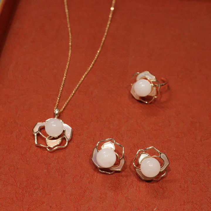 Buddha Stones Plata de ley 925 chapada en oro Postes Hetian Blanco Jade Tridacna Piedra Camelia Flor Suerte Collar Colgante Anillo Pendientes