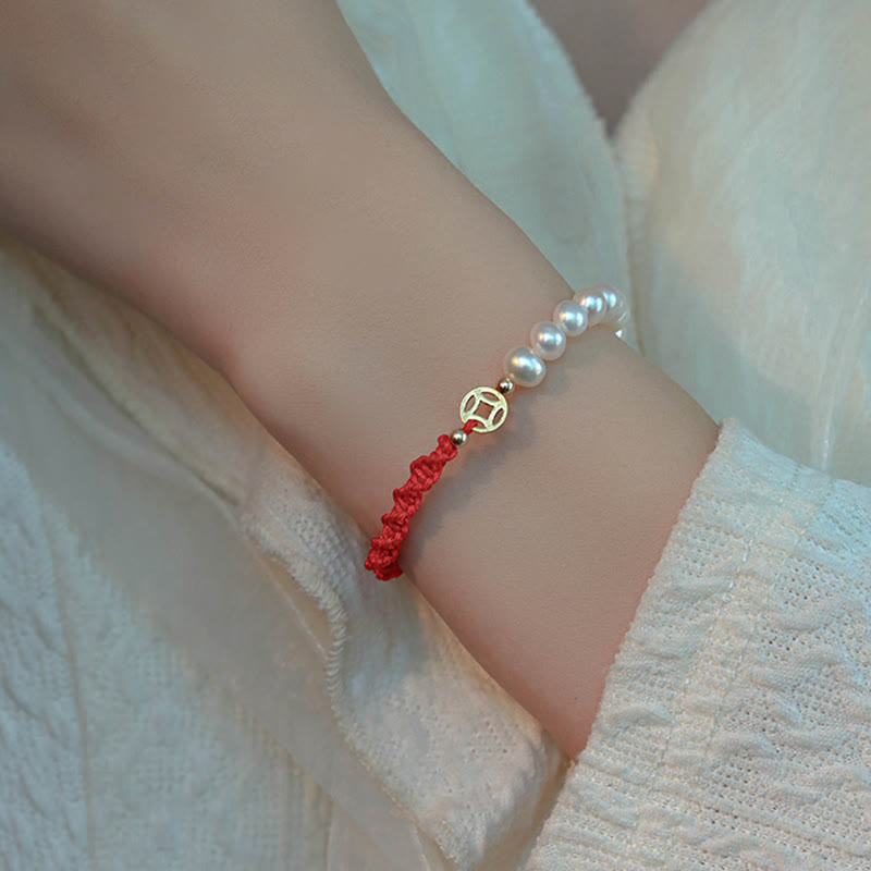 Pulsera de hilo rojo trenzada con protección de la suerte y perlas chapadas en oro de 14 quilates